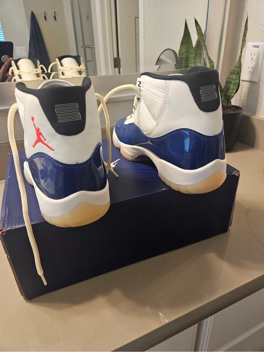Jordan Men’s Retro High Top Sneakers - White/Navy/Red